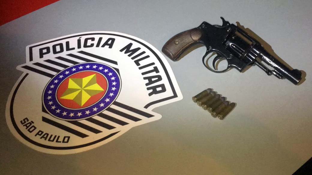 Foi apreendido um revólver calibre .38mm, com numeração suprimida (ilegível). Foto: DIVULGAÇÃO
