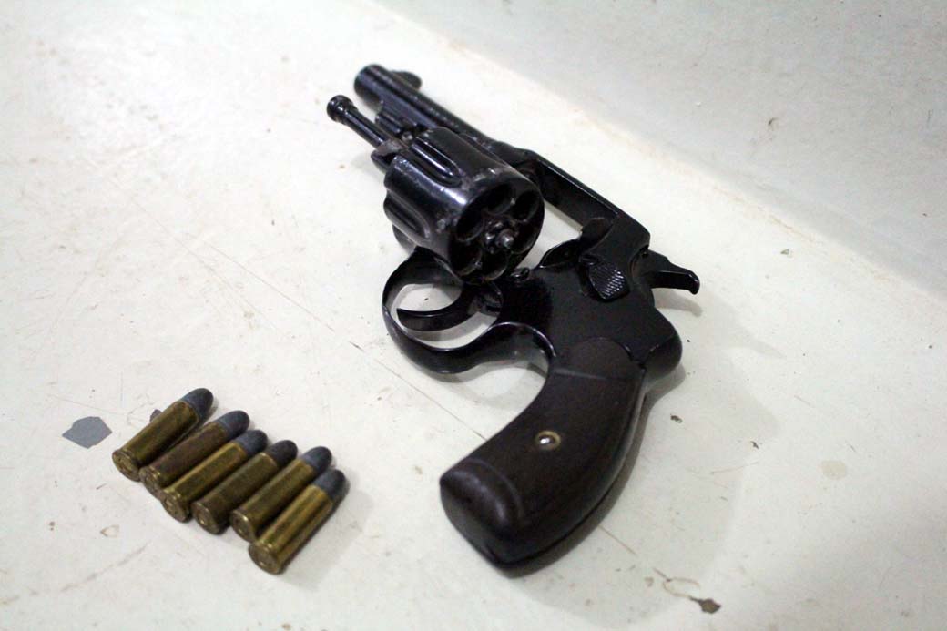 Foi apreendido um revólver calibre .38mm, com numeração suprimida (ilegível). Foto: MANOEL MESSIAS/Agência