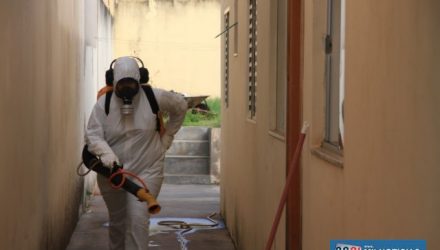 Além de pulverizar imóveis as equipes de vigilância e endemias iniciará a dedetização das bocas de lobos no combate a dengue. Foto: Secom/Prefeitura