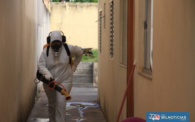 Além de pulverizar imóveis as equipes de vigilância e endemias iniciará a dedetização das bocas de lobos no combate a dengue. Foto: Secom/Prefeitura