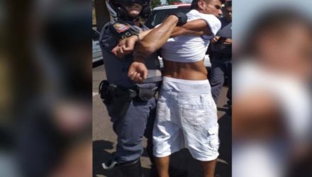 Autor do roubo foi preso pela Polícia Militar ainda com o celular da vítima no bolso. Foto: DIVULGAÇÃO