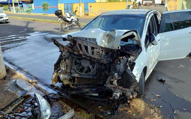 Grave acidente ocorreu na manhã de domingo (28) em Três Lagoas/MS. Foto: Assessoria PM / Rádio Caçula.