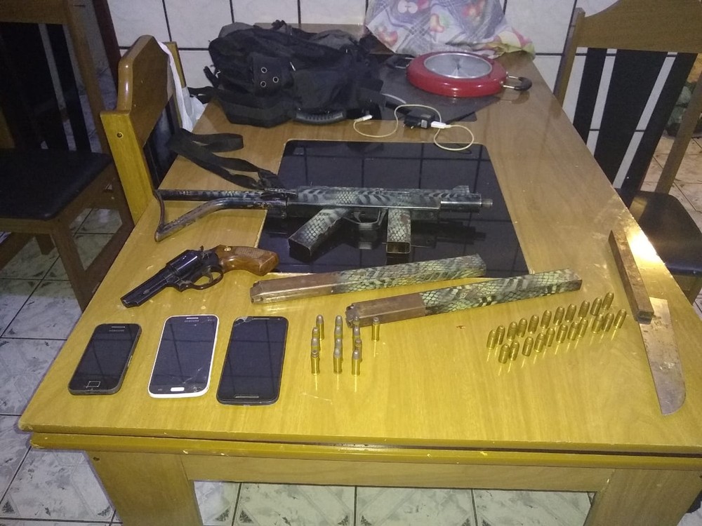 Dupla é presa ao ser encontrada com carro furtado em Cerquilho — Foto: Divulgação/Policia Militar.