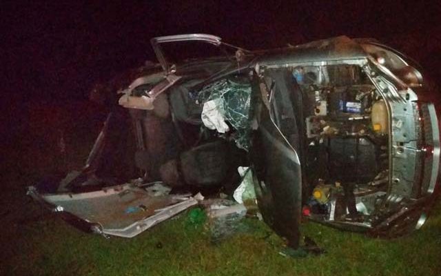 Carro ficou totalmente destruído depois de capotar na Rodovia vicinal Dirceu Ferreira — Foto: Arquivo pessoal
