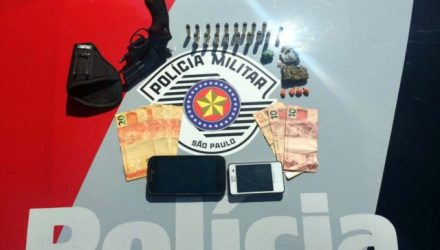 Foram apreendidos um revólver calibre .38mm, 12 munições intactas e uma deflagrada do mesmo calibre, maconha e dinheiro. Foto: DIVULGAÇÃO/PM