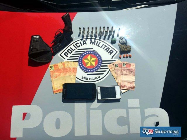 Foram apreendidos um revólver calibre .38mm, 12 munições intactas e uma deflagrada do mesmo calibre, maconha e dinheiro. Foto: DIVULGAÇÃO/PM