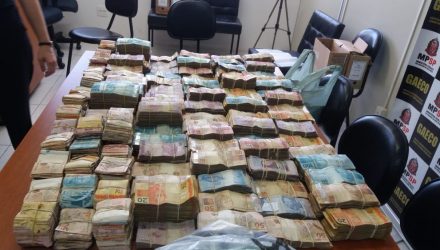 Grande quantidade de dinheiro foi apreendida em Sorocaba — Foto: Polícia Militar/Divulgação.
