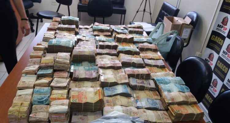 Grande quantidade de dinheiro foi apreendida em Sorocaba — Foto: Polícia Militar/Divulgação.