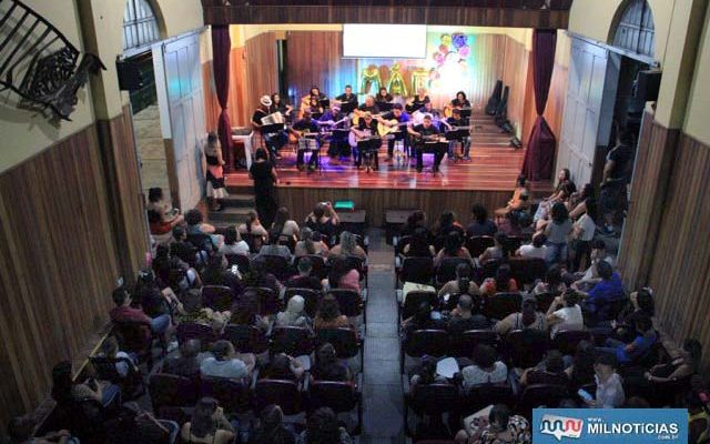 Crianças de projetos culturais fazem homenagens as mães e familiares