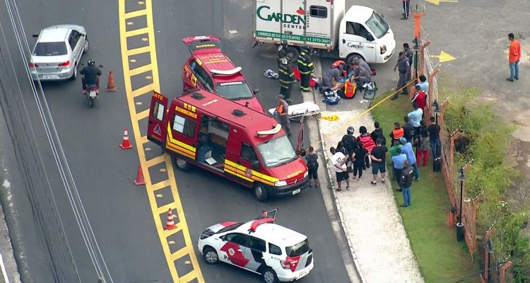Acidente entre moto e caminhão deixa um morto na Vila Sônia — Foto: Reprodução TV Glob.