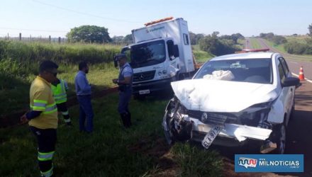 VW Gol ficou com a frente completamente destruída depois de bater contra a traseira da carreta. Foto: MANOEL MESSIAS/Agência