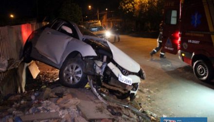 Veículo Hyundai HB20, na cor branco, ficou com a frente completamente destruída e teve os air bag acionados. Foto: MANOEL MESSIAS/Agência