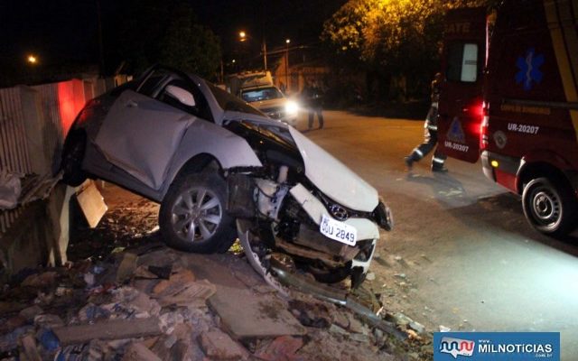 Veículo Hyundai HB20, na cor branco, ficou com a frente completamente destruída e teve os air bag acionados. Foto: MANOEL MESSIAS/Agência