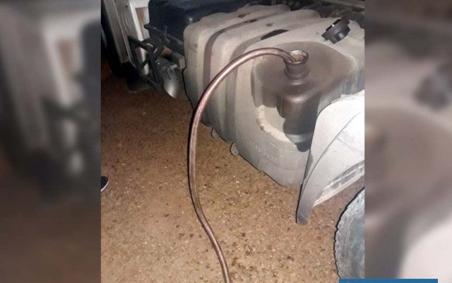 Acusados foram flagrados com a ‘boca na butija’, ou melhor, com a mangueira no tanque de combustível. Foto: DIVULGAÇÃO