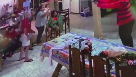 Ladrão aponta arma para família em assalto a casa em Caiapônia Goiás — Foto: Reprodução/TV Anhanguera
