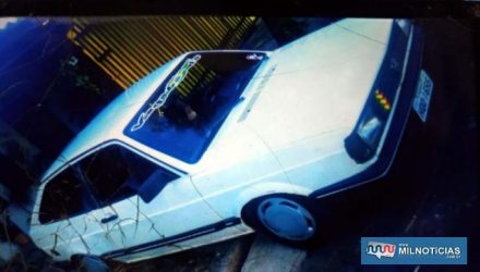 Veículo furtado é um VW Gol, na cor branco, modelo quadrado, ano de fabricação 1990. Foto: DIVULGAÇÃO