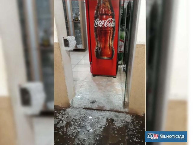 Ladrão arrebentou a porta de vidro e furtou mercadorias de poucos valor, como litros de refrigerantes, doces e poucas moedas. Foto: DIVULGAÇÃO