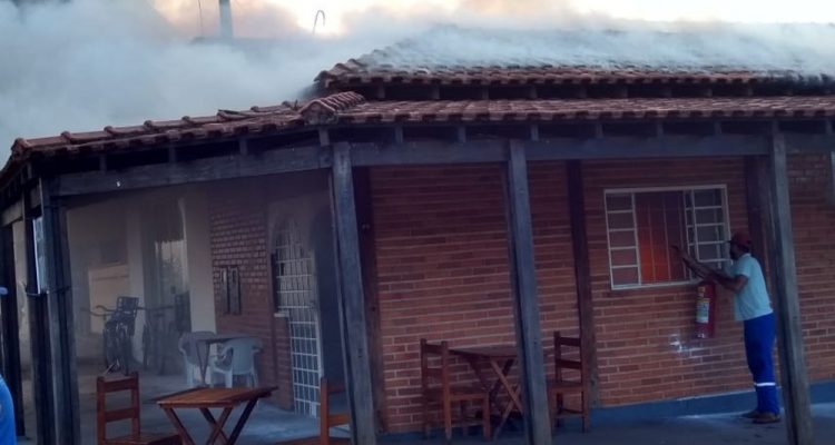 Incêndio atingiu cozinha de restaurante em Itapura — Foto: Arquivo Pessoal