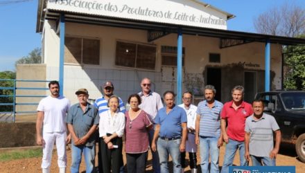 Tamiko anuncia calçamento de toda área externa do pátio da Associação dos Produtores de Leite de Andradina. Foto: Secom/Prefeitura