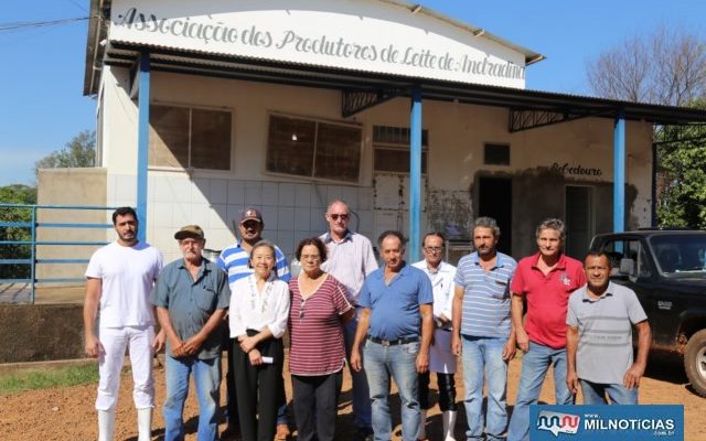 Tamiko anuncia calçamento de toda área externa do pátio da Associação dos Produtores de Leite de Andradina. Foto: Secom/Prefeitura