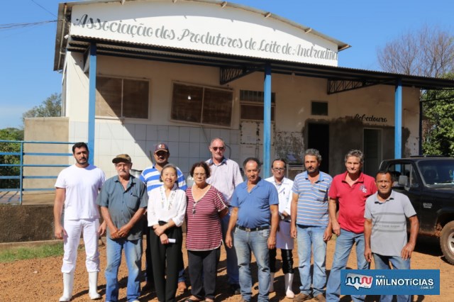 Tamiko anuncia calçamento de toda área externa do pátio da Associação dos Produtores de Leite de Andradina. Foto: Secom/Prefeitura