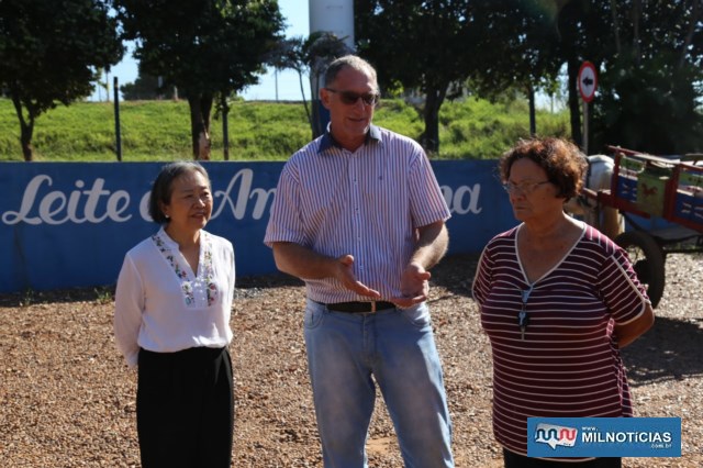 Tamiko anuncia calçamento de toda área externa do pátio da Associação dos Produtores de Leite de Andradina. Foto: Secom/Prefeitura