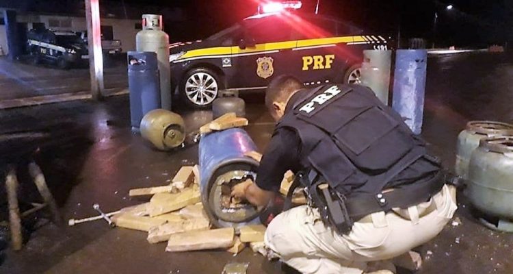 O motorista confessou aos agentes ter pego a droga em Ponta Porã. Ele disse que a entregaria em Bataguassu, onde receberia R$ 6. mil pelo serviço — Foto: PRF/Divulgação.