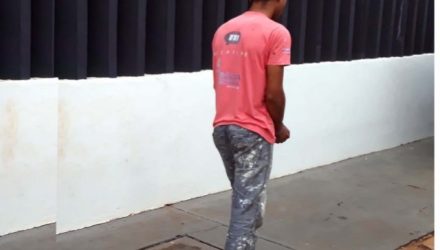 Rapaz foi encaminhado ao plantão policial e depois encaminhado à cadeia de Ilha Solteira, à disposição da justiça. Foto: MANOEL MESSIAS/Agência