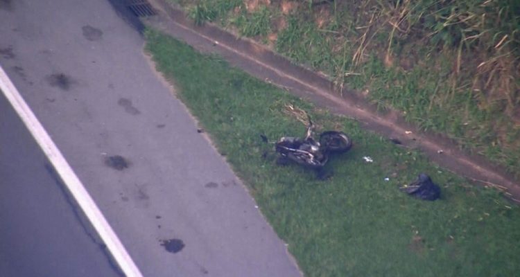 Moto ficou destruída após bater em carro na Anhanguera — Foto: Reprodução TV Globo.