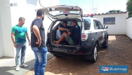 Os dois acusados, junto com um homem preso por tráfico, foram encaminhados ao forum pela Polícia Civil. Foto: MANOEL MESSIAS/Agência