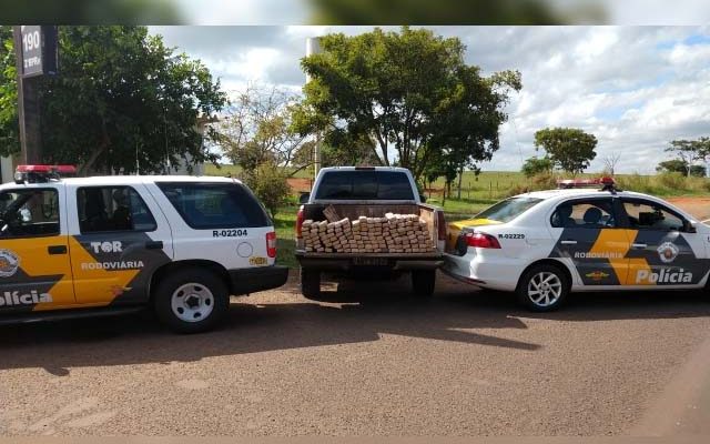 Durante revista, foram encontrados 126 tabletes de maconha escondidos na parte traseira do veículo. Foto: TOR/Divulgação