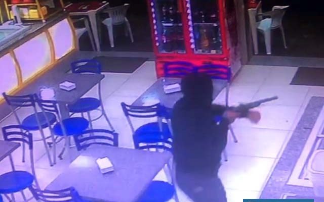Bandidos assaltaram a sorveteria na noite de terça-feira, 07, um deles armado com um ‘garruchão’. Foto: REPRODUÇÃO