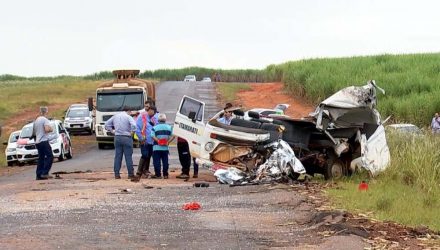 Acidente entre Kombi e ônibus mata duas pessoas em Santa Adélia. Foto: Reprodução/TV TEM