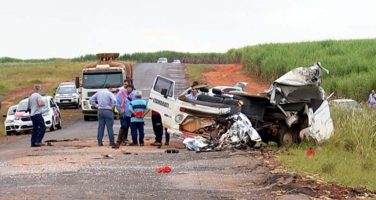 Acidente entre Kombi e ônibus mata duas pessoas em Santa Adélia. Foto: Reprodução/TV TEM