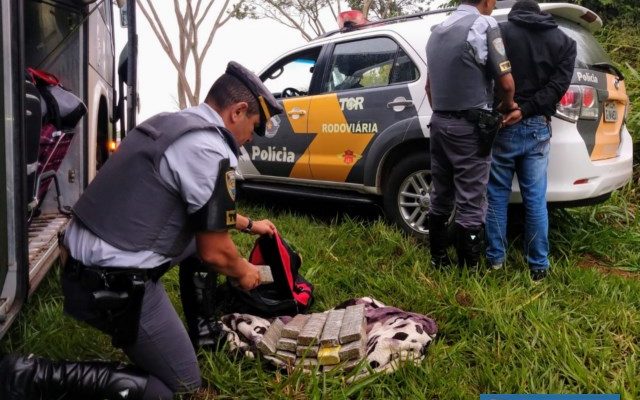 Rapaz foi preso com 14 tijolos de maconha. Foto: DIVULGAÇÃO/PMRv