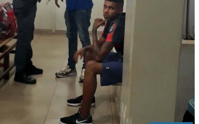 O jovem Maycon Douglas Ribeiro da Silva, de 18 anos, foi indiciado por tráfico de entorpecente, permanecendo à disposição da justiça. Foto: MANOEL MESSIAS/Agência