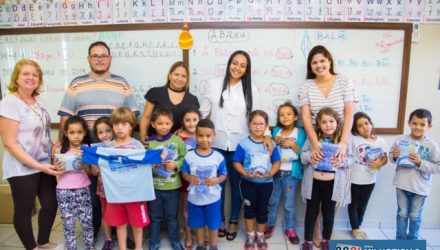 A prefeita de Nova Independência, Thauana Duarte (PSDB), começou na última semana a entrega de uniformes escolares para todas as crianças da rede municipal de ensino. Foto: Ascom