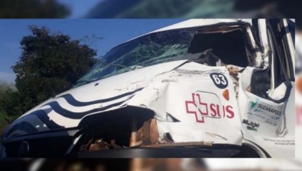 Van do setor de saúde da Prefeitura de Suzanápolis ficou com a frente destruída no acidente. Foto: DIVULGAÇÃO