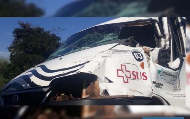 Van do setor de saúde da Prefeitura de Suzanápolis ficou com a frente destruída no acidente. Foto: DIVULGAÇÃO