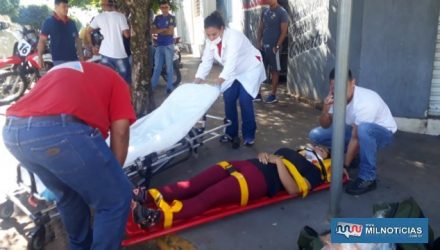 Auxiliar de cozinha sofreu escoriações pelo corpo, forte contusão na canela da perna esquerda e ferimento na nádega ao cair no asfalto. Foto: MANOEL MESSIAS/Agência