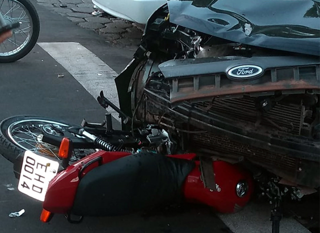 Acidente aconteceu quando idosa que dirigia automóvel bateu na moto com o casal.  Foto: RP10