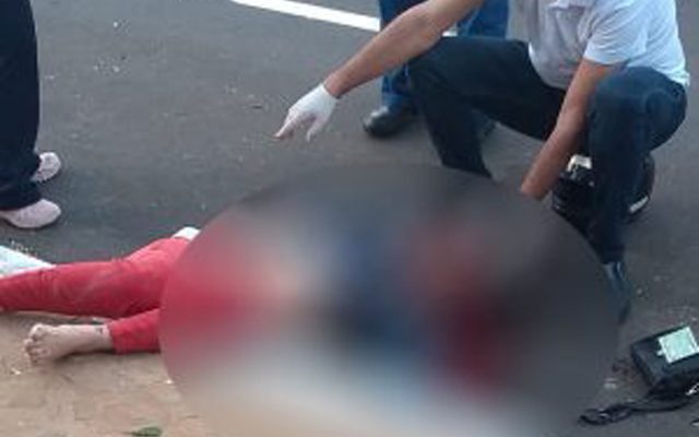 Mulher não resistiu aos ferimentos e morreu no local. Foto: RP10