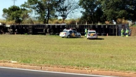 Carreta tombou no trevo da cidade de Nova Independência, permanecendo estático além do asfalto. Fotos: DIVULGAÇÃO