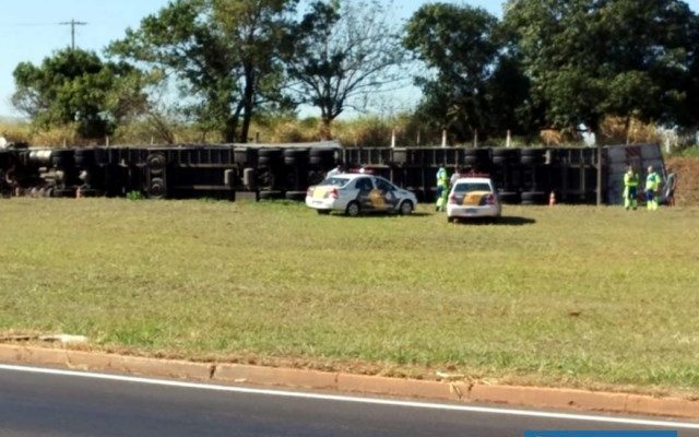 Carreta tombou no trevo da cidade de Nova Independência, permanecendo estático além do asfalto. Fotos: DIVULGAÇÃO