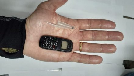 Mini-celular do tamanho de uma tampa de caneta. .Foto: Divulgação