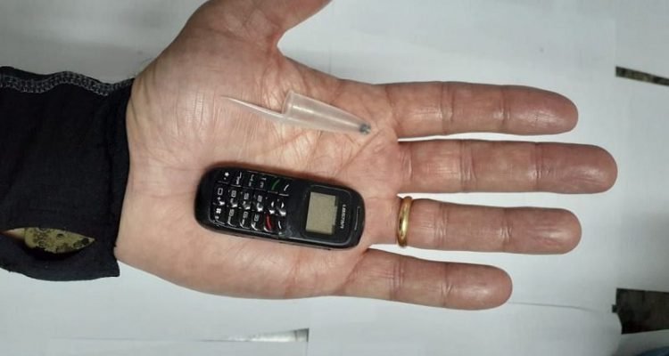 Mini-celular do tamanho de uma tampa de caneta. .Foto: Divulgação