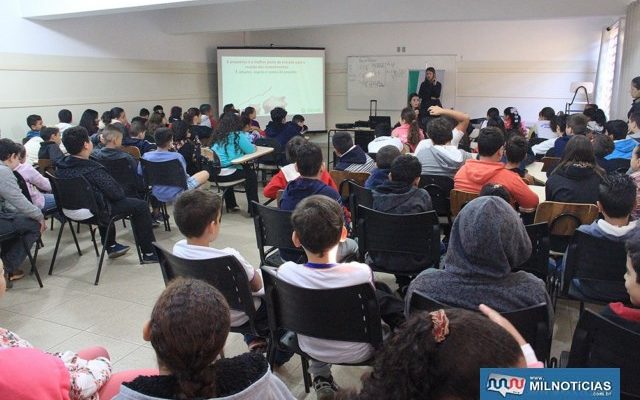 Alunos do Anna Maria Marinho Nunes recebem visitas de equipe de banco. Foto> Secom/Prefeitura