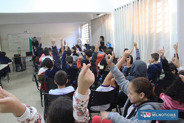 Alunos do Anna Maria Marinho Nunes recebem visitas de equipe de banco. Foto> Secom/Prefeitura