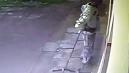 Homem é flagrado por imagens de câmeras de segurança minutos antes da bicicleta ser furtada. Foto: DIVULGAÇÃO