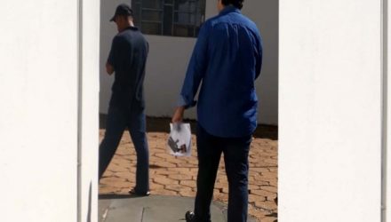 Adolescente (esq.), foi flagrado com os produtos furtados enquanto frequentava o Programa Escola da Família, da escola estadual Àlvaro Guião
